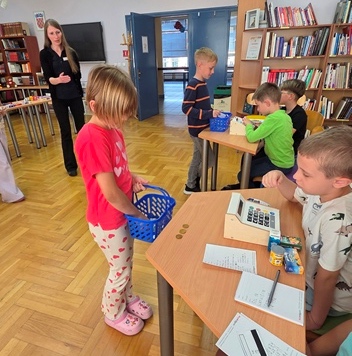PROJEKT “ZANIMANJA NAM PRIČAJU PRIČU” U SKLOPU PRODUŽENOG BORAVKA – PRODAVAČ